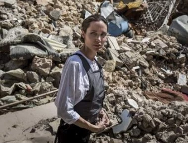 Στη Μοσούλη η Αντζελίνα Τζολί -Με αλεξίσφαιρο γιλέκο περπατά στην κατεστραμμένη πόλη (βίντεο)